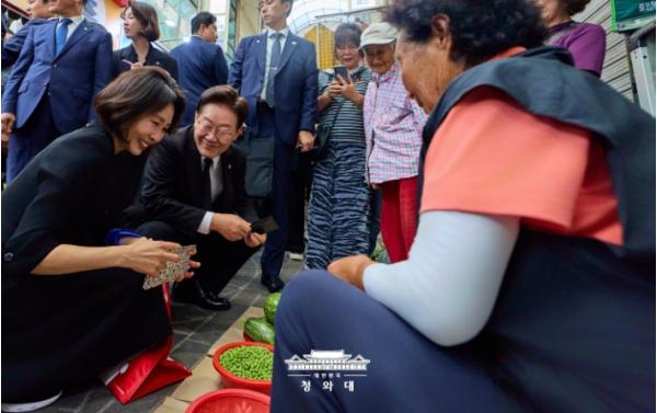이재명 대통령 부부, 수원 팔달문시장 방문
