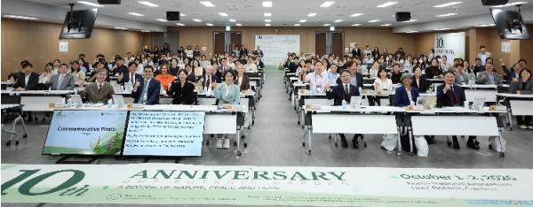 포천 국립수목원에서 국내외 생태·환경 관계자 만난 추미애, “DMZ는 생명을 지켜온 공간. 보존하고 평화의 상징으로 지켜나가야” 기사 이미지