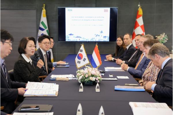 추미애 경기도지사, 네덜란드 노르트브라반트 주지사 만나 “첨단산업 분야 협력 확대 제안. 미래 모빌리티 기술 발전 기대”